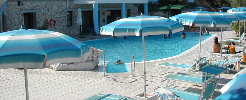 Uno scorcio prospettico degli appartamenti visti dalla piscina del Residence Il Falco a Vieste sul Gargano