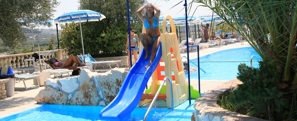 Lo scivolo con il quale è possibile immergersi in piscina