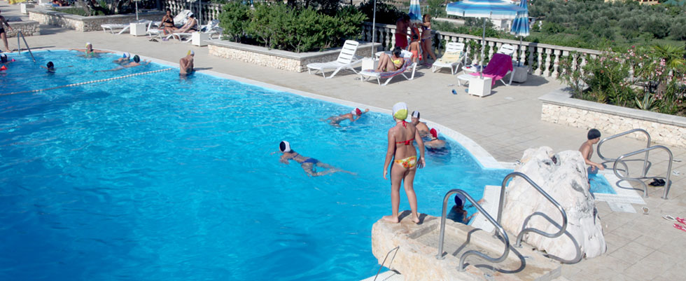 Puoi tuffarti nella piscina del Residence Il Falco dal suo splendido trampolino