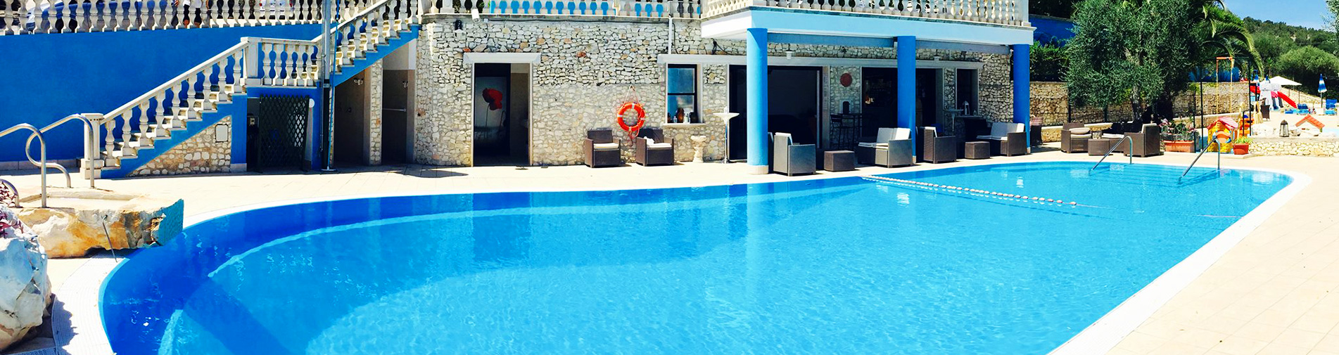 Lo spendido solarium sulla piscina del Residence Il Falco